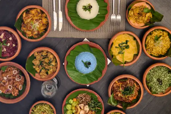 sri lankan rice and curry - top things to do in sri lanka.